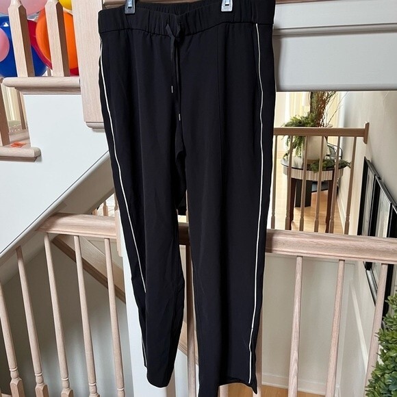 Lululemon On the Right Track Pant in Black 12 NWOT - Picture 4 of 11